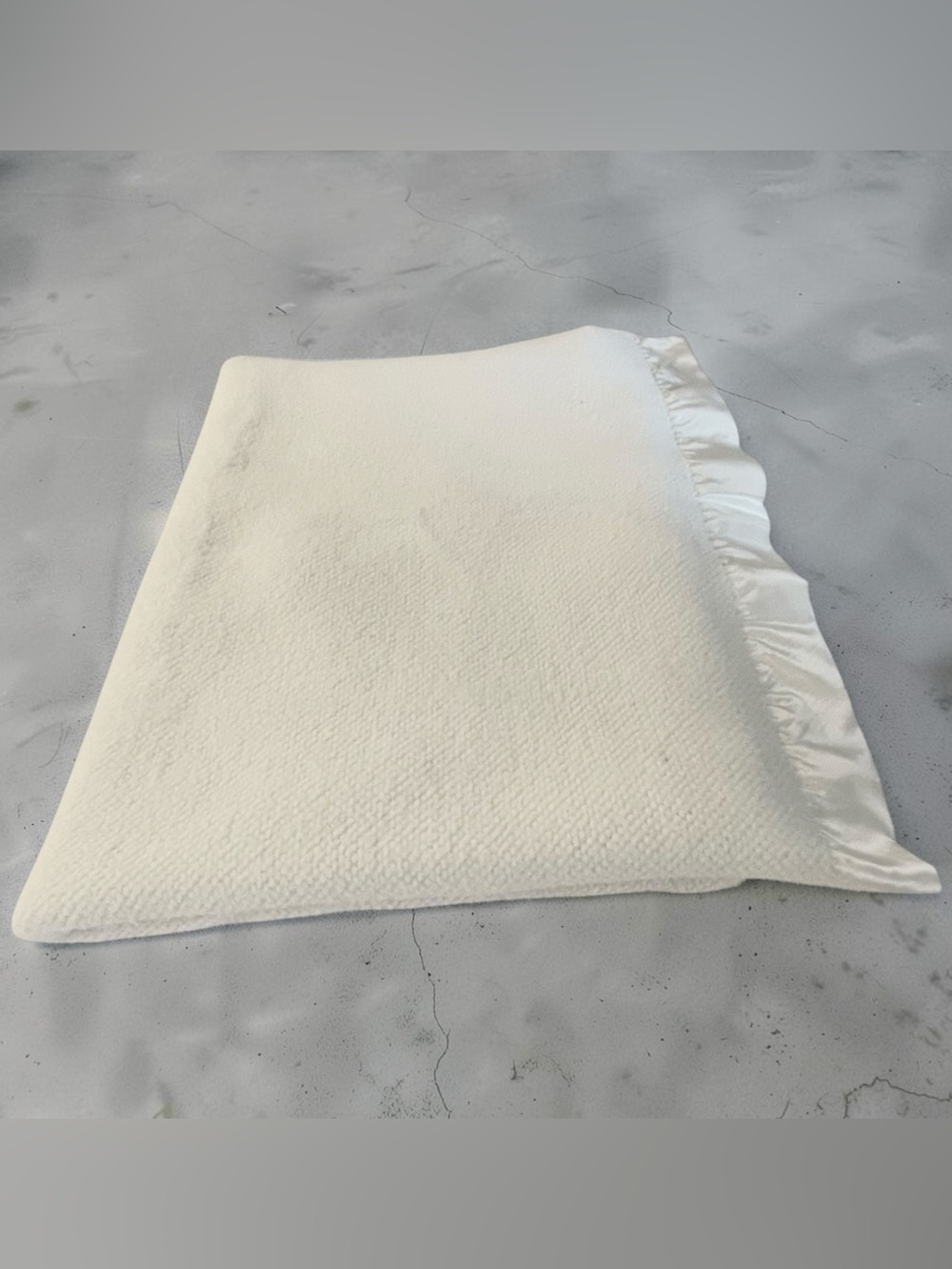 Fieldcrest twin size blanket, vintage, acrylic with satin trim, soft and warm